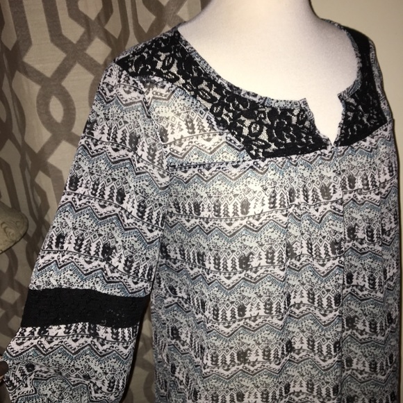 Adorable Blouse 😊 - Picture 2 of 3